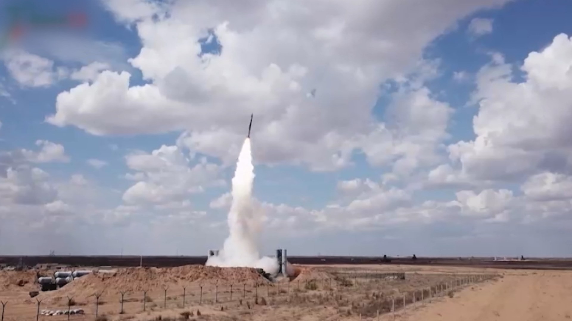 ракета взлетает в небо