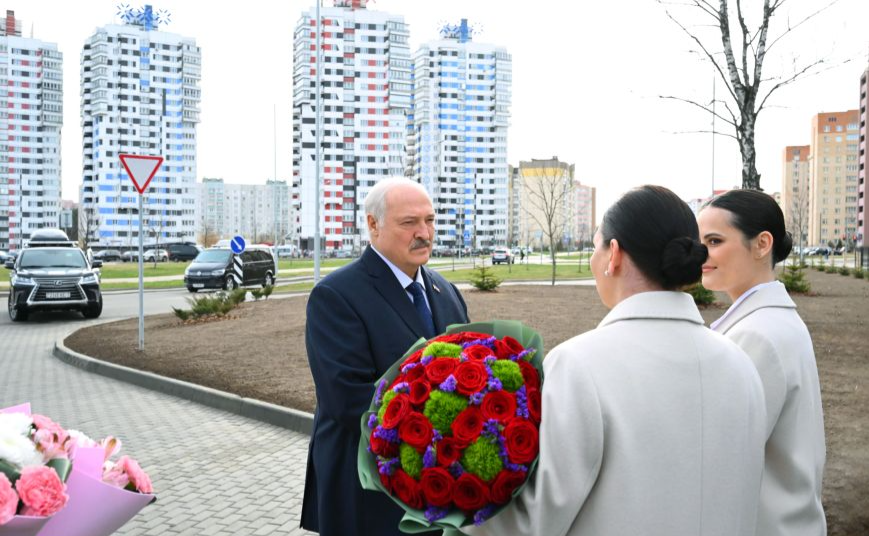 Президент Беларуси Александр Лукашенко во время посещения 42-й поликлиники Президент Беларуси Александр Лукашенко во время посещения 42-й поликлиники