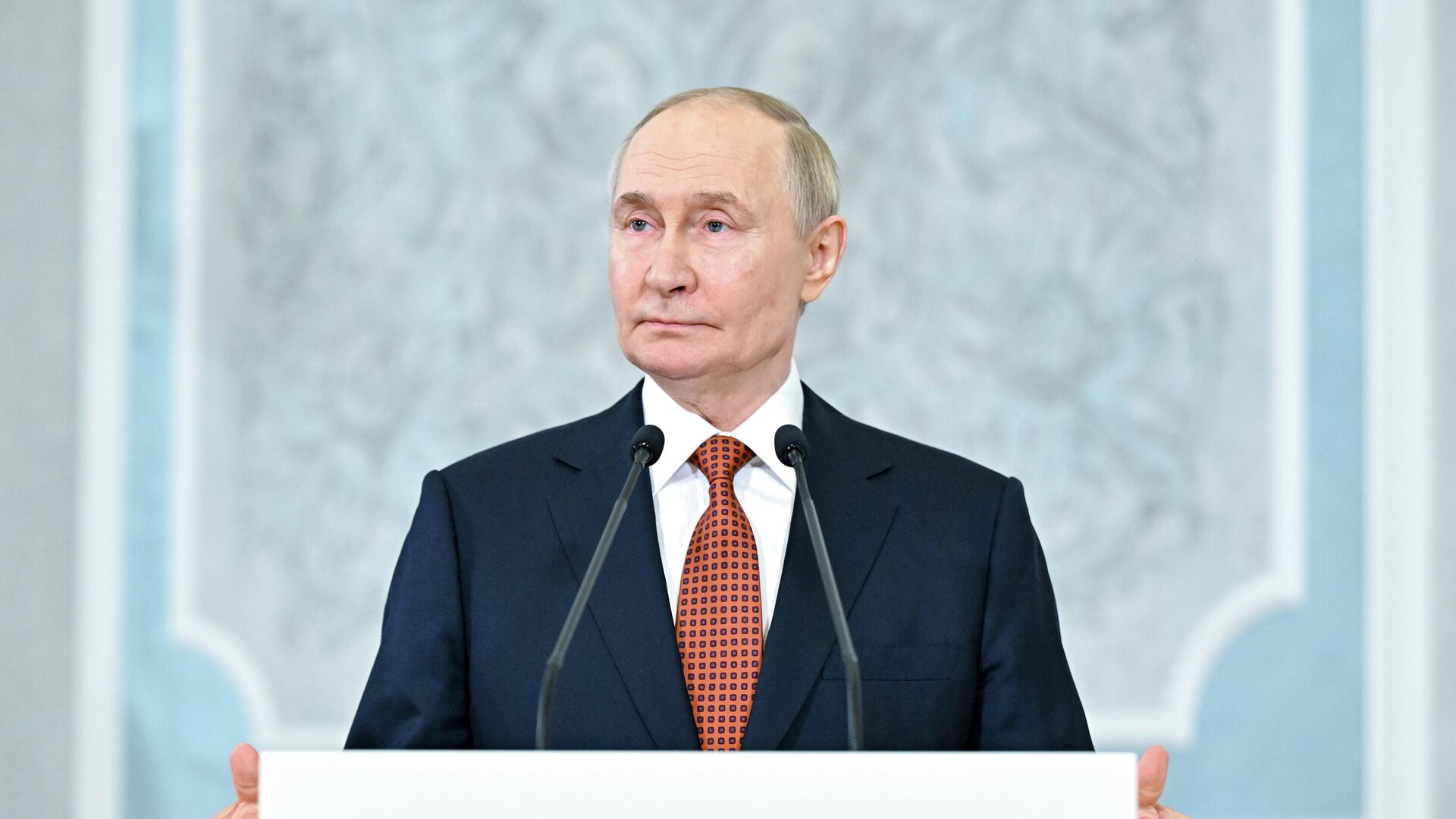Президент России Владимир Путин за трибуной