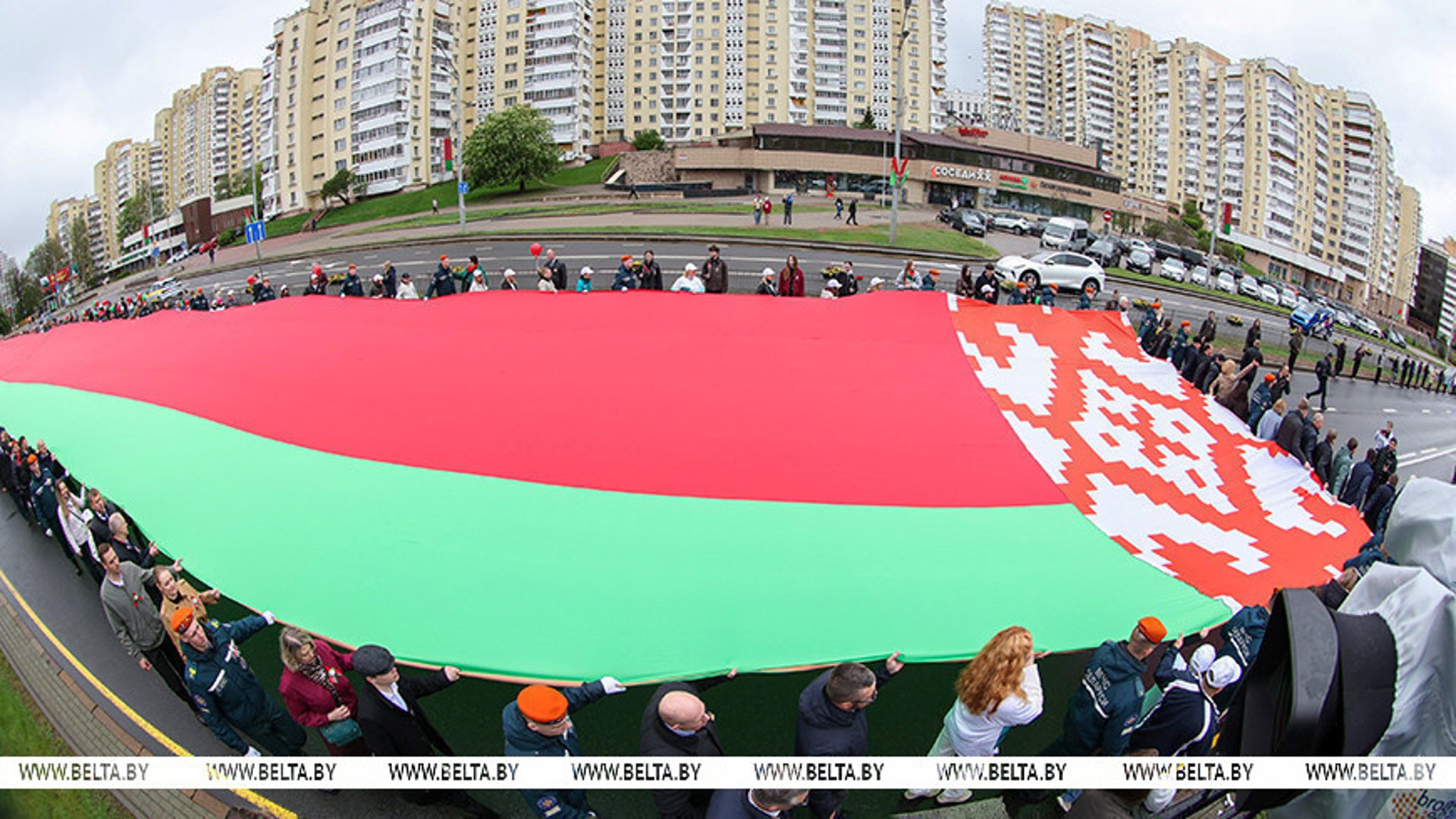 Шествие с самым большим флагом Беларуси стартовало от стелы "Минск - город-герой"