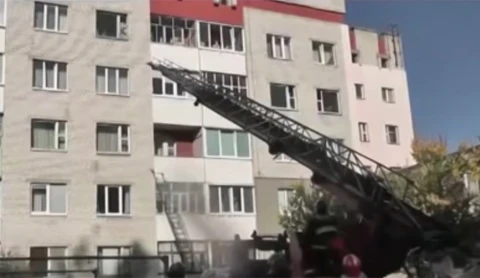 Мать оставила маленьких сына и дочь дома без присмотра Мать оставила маленьких сына и дочь дома без присмотра