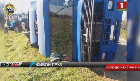 В Молодечненском районе опрокинулась фура В Молодечненском районе опрокинулась фура