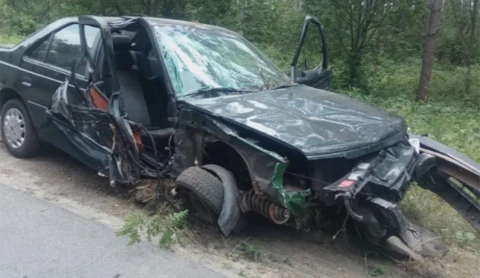 В Гомельском районе пьяный водитель Peugeot врезался в дерево В Гомельском районе пьяный водитель Peugeot врезался в дерево