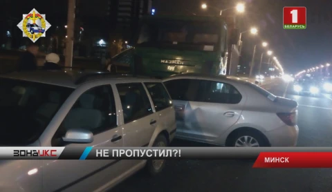 Грузовик протаранил 3 автомобиля на проспекте Дзержинского Грузовик протаранил 3 автомобиля на проспекте Дзержинского