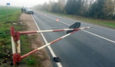 Дежурный по железнодорожному переезду попал под колеса автомобиля Дежурный по железнодорожному переезду попал под колеса автомобиля