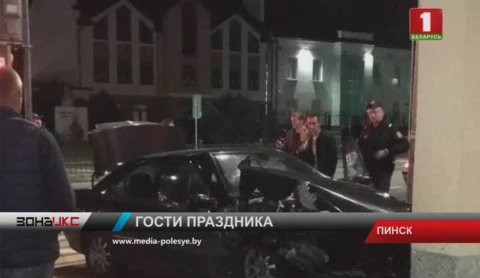 В Пинске "пежо" врезался в здание станции переливания крови В Пинске "пежо" врезался в здание станции переливания крови