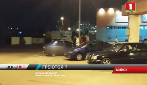 Горячие танцы на крыше такси в холодный осенний вечер Горячие танцы на крыше такси в холодный осенний вечер