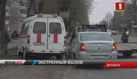 Скорая помощь, которая ехала к больному ребенку, попала в аварию Скорая помощь, которая ехала к больному ребенку, попала в аварию