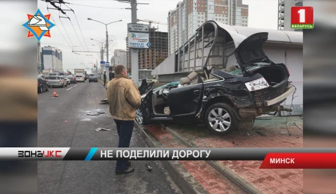 На проспекте Дзержинского "ауди" вылетела за пределы проезжей части и врезалась в металлическую конструкцию на тротуаре На проспекте Дзержинского "ауди" вылетела за пределы проезжей части и врезалась в металлическую конструкцию на тротуаре