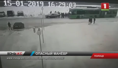 Появилось видео, как в Полоцке автомобиль въезжает в толпу людей Появилось видео, как в Полоцке автомобиль въезжает в толпу людей