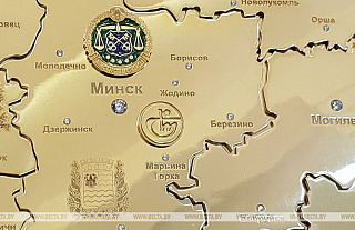 Лукашенко подарили карту Беларуси из серебра, золота и бриллиантов