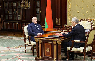 Александр Лукашенко принял с докладом главу Администрации Президента