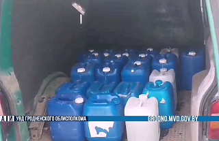 Сотрудники ГАИ задержали водителя, который перевозил 1000 литров самогона