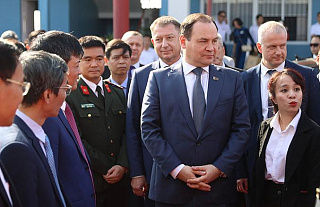 Премьер-министр Беларуси посещает акционерное общество "МАЗ Азия" во Вьетнаме
