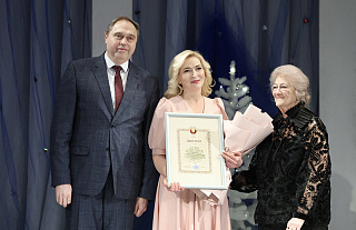 Заведующему Ольховским сельским клубом Анне Уласик вручили премию имени Дубко