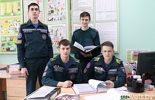 Курсанты Университета гражданской защиты МЧС проходят практику на Островетчине