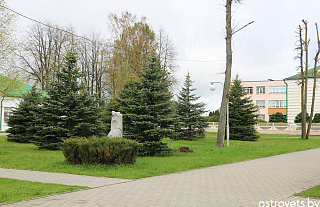 Островецкий дом пионеров и школьников стоял в городском сквере