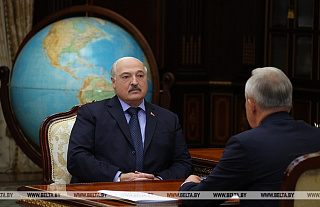 Александру Лукашенко подарили первый экземпляр книги "Беларусь единая"