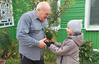 Вучні Варонскай пачатковай школы павіншавалі пажылых людзей