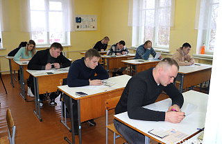 Як астраўчане здавалі экзамен на трактарыста ў цэнтры райсельгасхарчу ў Варнянах 