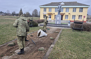 Военнослужащие Сморгонской пограничной группы приняли активное участие в республиканском субботнике