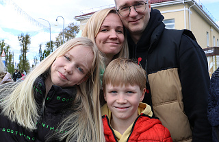 С удовольствием приезжает на праздники в родной город семья Шовкун