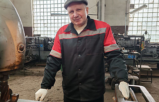 Амаль паўстагоддзя працуе на кардоннай фабрыцы гонар Астравецкага раёна Уладзімір Лазарэвіч