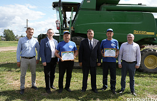 Першымі на Астравеччыне дзве тысячы тон намалацілі Андрэй Вінцкусь і Іван Барадынка з КСУП “Гервяты”
