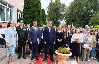 Подарок от партии «Белая Русь» на линейке в День знаний получили островецкие школьники