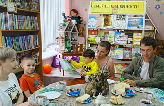 У Альхоўскай сельскай бібліятэцы прайшоў сямейны вечар пад назвай “Карані і крылы”