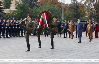 Султан Омана возложил венок к монументу Победы в Минске 