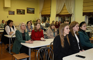 Спасатели напоминают правила безопасности, выступая на родительских собраниях
