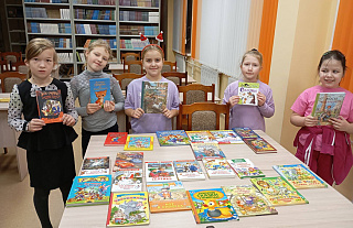 Книги в подарок библиотеке СШ №4 привезли сотрудники Белорусской АЭС