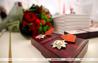 Александр Лукашенко наградил орденами Отечества Валентина Сукало и Петра Миклашевича