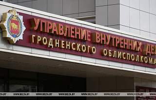 Снимали все на телефон. В Щучине подростки устроили погром на территории местного рынка