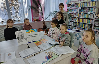 Юныя чытачы Рытанскай бібліятэкі адзначылі 75-годдзе пісьменніка Міхася Пазнякова