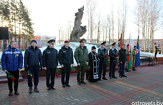 С возложения цветов павшим героям стартовали предварительные игры 2-го республиканского турнира МВД по хоккею с шайбой