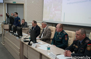 Единый день информирования прошёл в многофункциональном культурном комплексе. С работниками фермерского хозяйства "Островецкая индейка" и культуры встретился Виталий Невера
