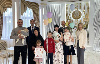 Удостоверения многодетных семей получили Грипичи и Липатовы