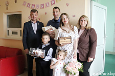 «Бацькаву кашулю» падарылі нованароджанай астраўчанцы Амеліі Баркоўскай