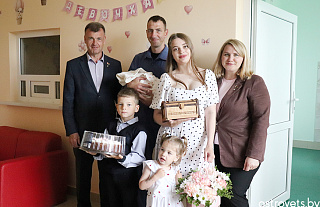«Бацькаву кашулю» падарылі нованароджанай астраўчанцы Амеліі Баркоўскай