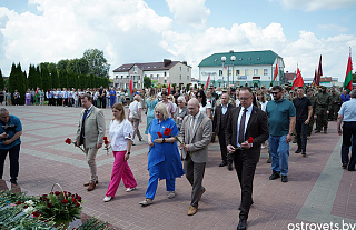 Митинг-реквием «Нам жить и помнить» собрал у памятника советским воинам и партизанам сотни островчан