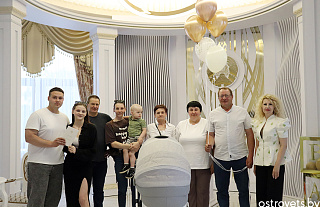 Молодая островецкая семья Гурштын торжественно зарегистрировала рождение дочери