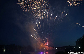 Небо в праздничных огнях: Островец отметил День Независимости салютом