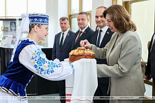 Председатель Совета Республики Наталья Кочанова познакомилась с Островцом