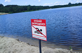 Жительница района ставит проблему: люди купаются там, где запрещено, и используют незарегистрированные плавсредства