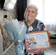 Ад калгаснай фермы да 25 праўнукаў: на Астравеччыне павіншавалі 95-гадовую юбіляршу Тэрэсу Спірыдовіч