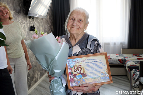 Ад калгаснай фермы да 25 праўнукаў: на Астравеччыне павіншавалі 95-гадовую юбіляршу Тэрэсу Спірыдовіч