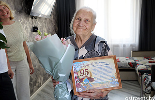 Ад калгаснай фермы да 25 праўнукаў: на Астравеччыне павіншавалі 95-гадовую юбіляршу Тэрэсу Спірыдовіч