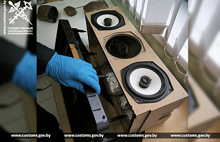 Гродненские таможенники пресекли ввоз на территорию ЕАЭС 2 кг особо опасного психотропного вещества, спрятанных внутри музыкальной колонки